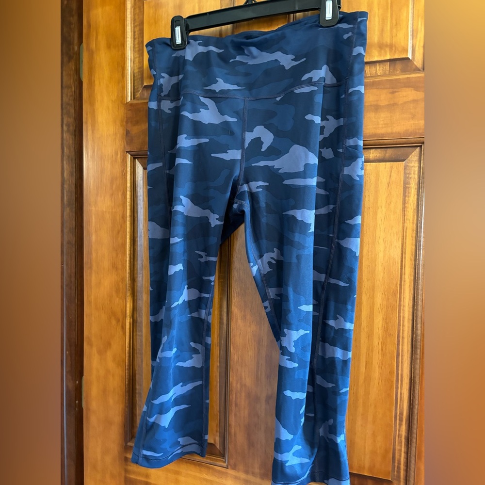 Athleta ultimate stash pocket camo capri medium